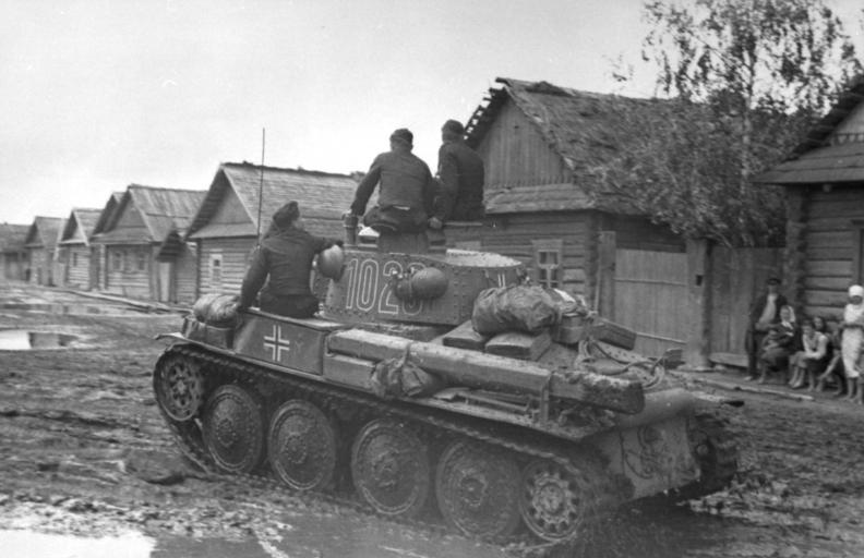 Soviet Union: a Panzer 38(t) rolls through a village.